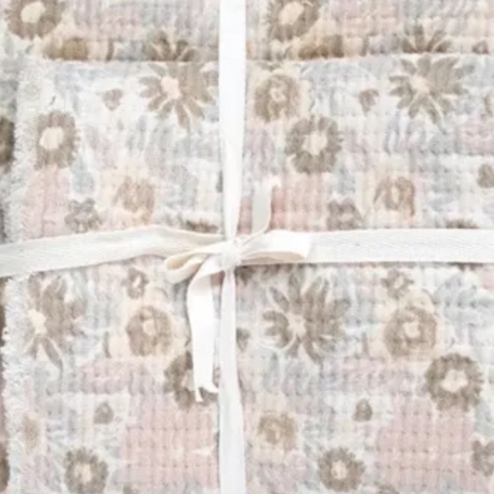 Floral Patterned Bedding Set - Picture 4 of 4